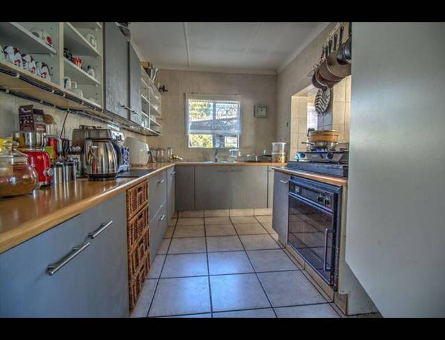 3 BEDROOM SIMPLEX FOR SALE IN VAN RIEBEECK PARK